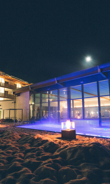 Hotel Eibl-Brunner bei Nacht im Winter Poolseite