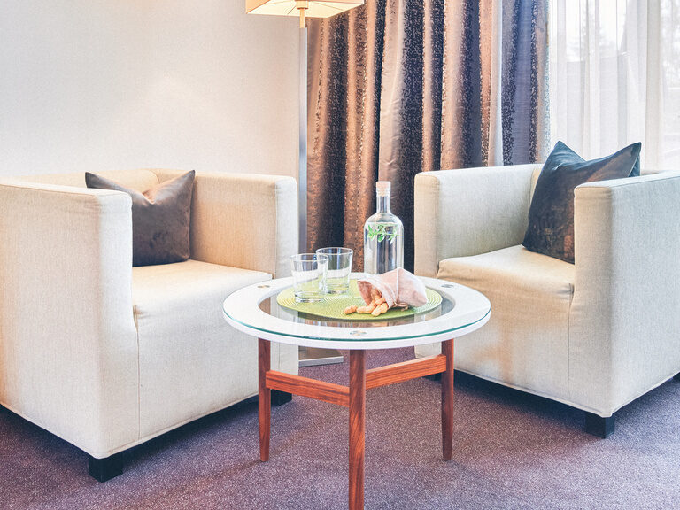 Gemütliche Sitzecke in einem Zimmer des Hotel Eibl-Brunner.