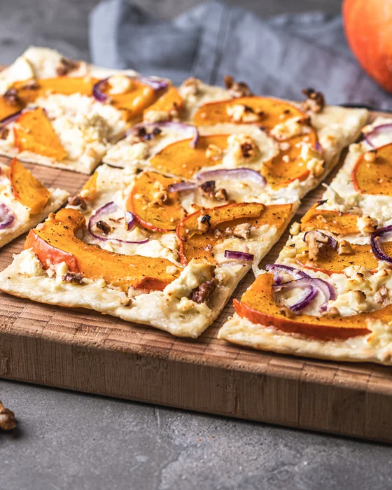 Flammkuchen Kürbis Leckerer Flammkuchen mit Kürbis, Birne, Feta und Walnüsse